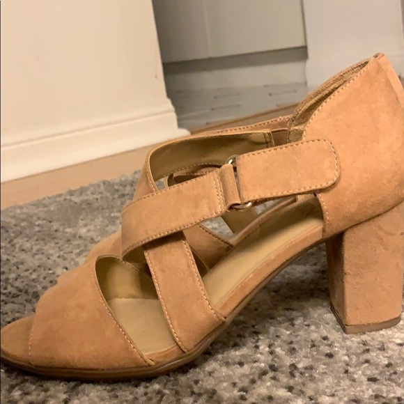 Naturalizer heels: Beige, worn once, size 9 1/2 - Picture 4 of 4